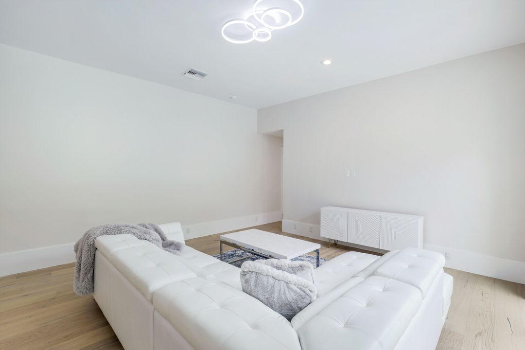 7525 Cordoba Cir, Naples, FL 34109