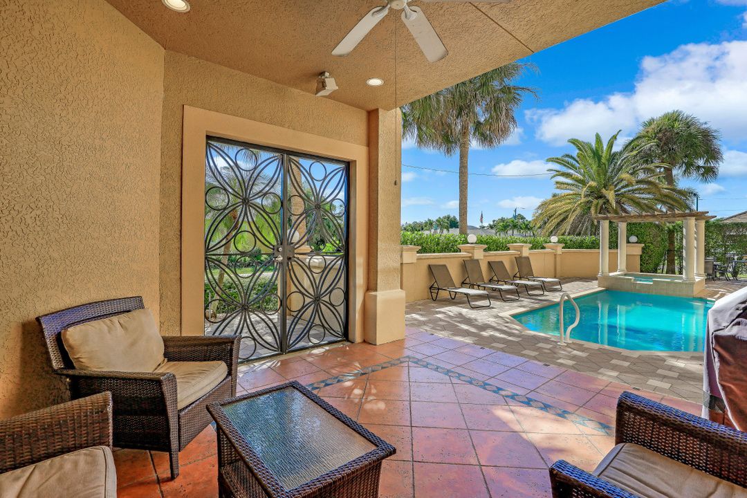 9625 6th St N, Naples, FL 34108