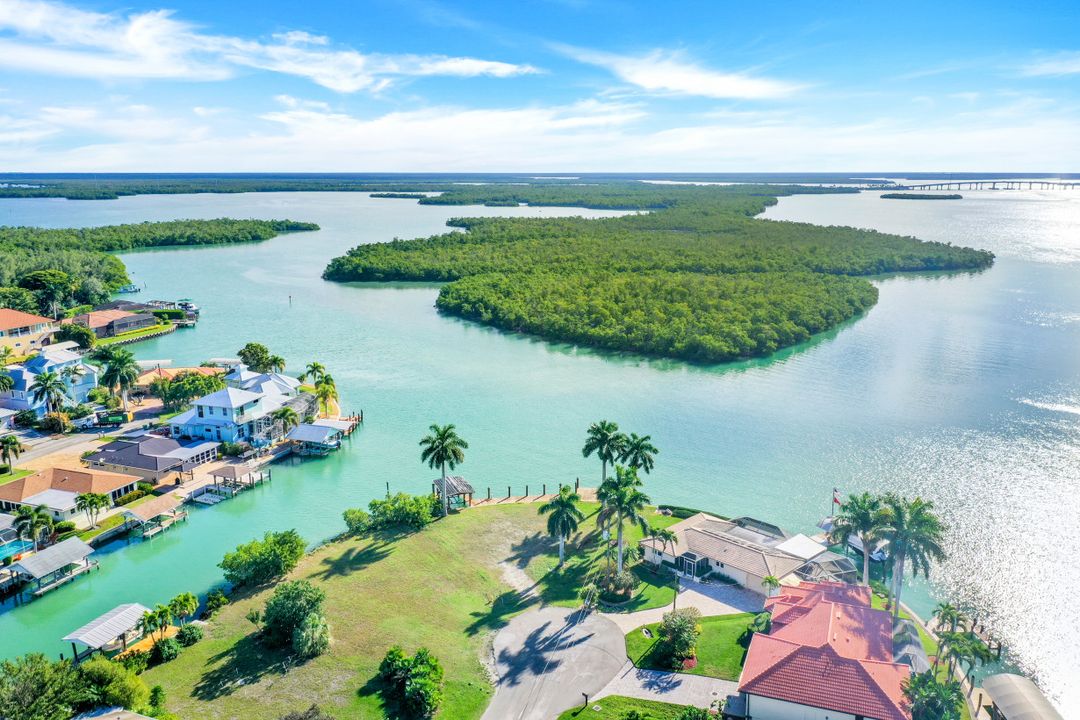 159 Tahiti St, Naples, FL 34113