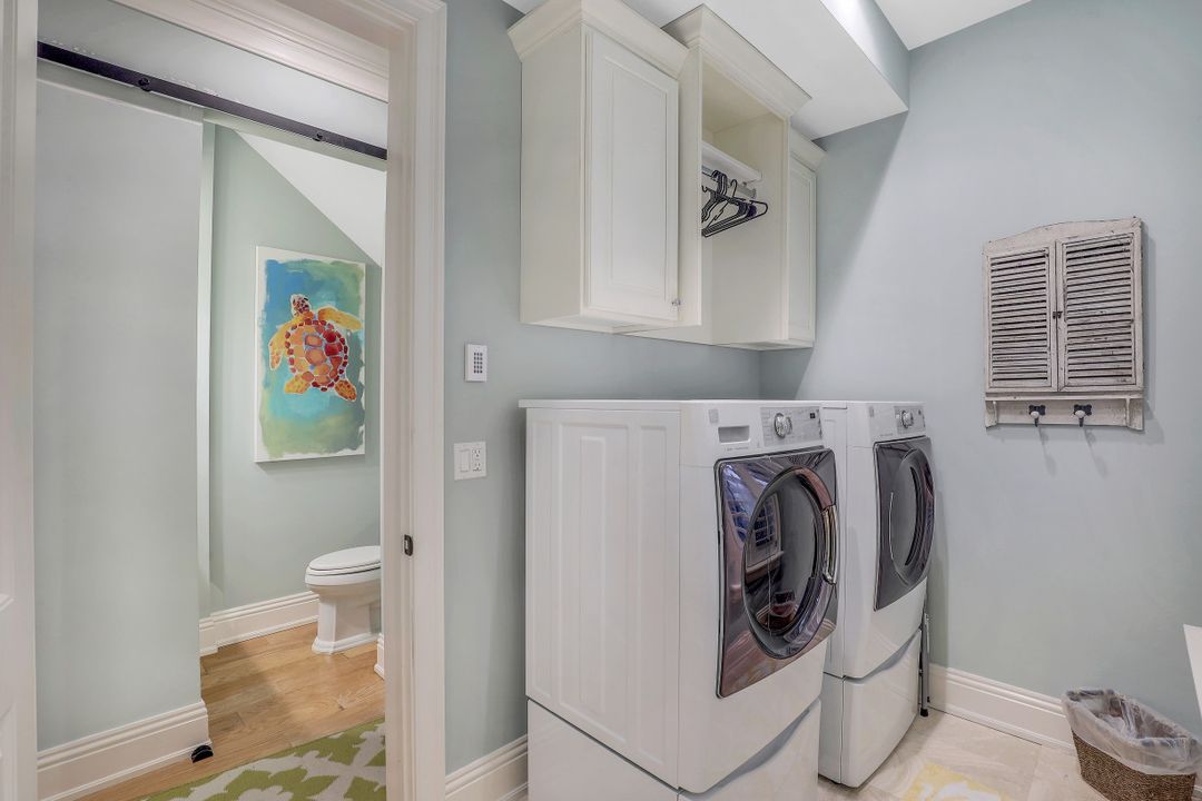 572 7th Ave N, Naples, FL 34102