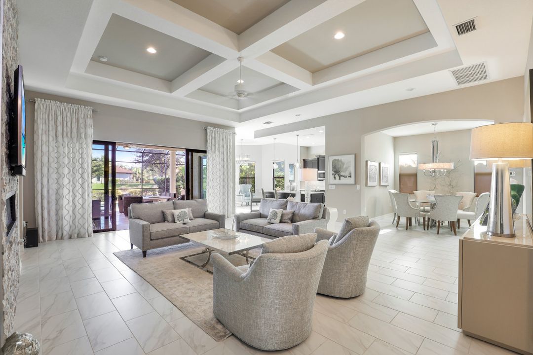 7247 Lantana Cir, Naples, FL 34119