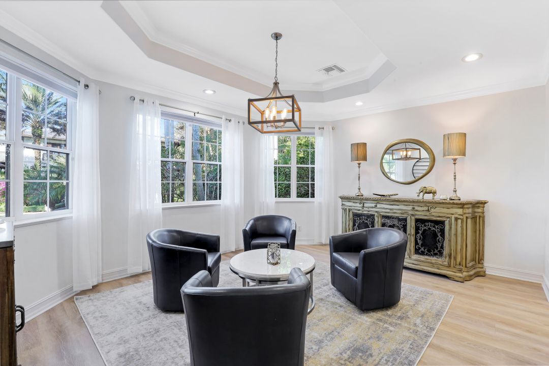 160 3rd St N, Naples, FL 34102