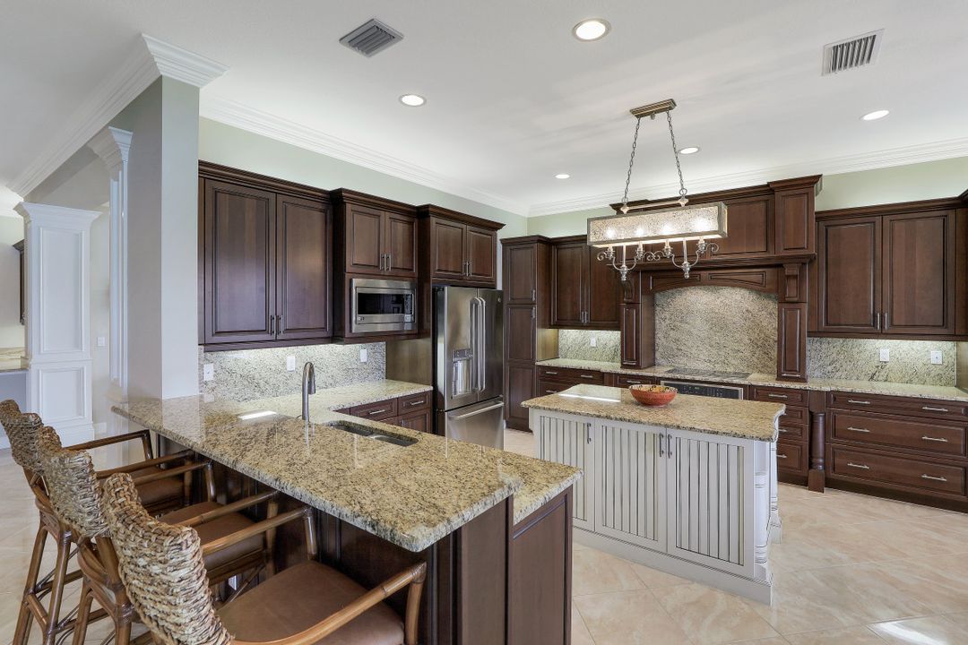 2915 Cinnamon Bay Cir, Naples, FL 34119