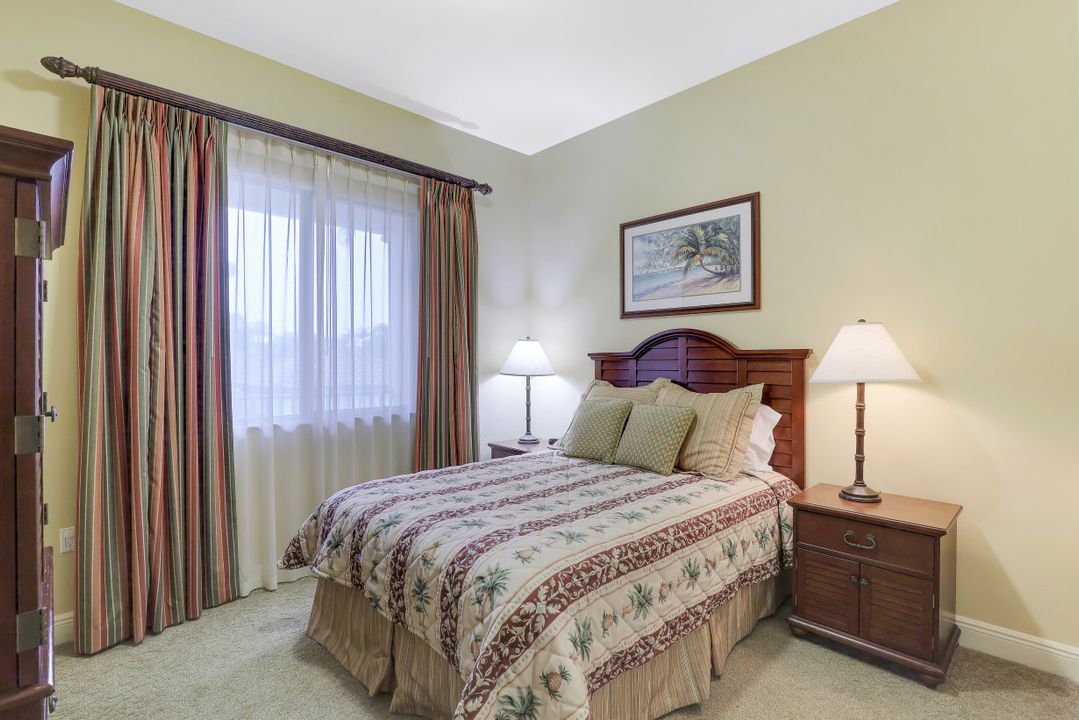 1025 Sandpiper St #E-203, Naples, FL 34102