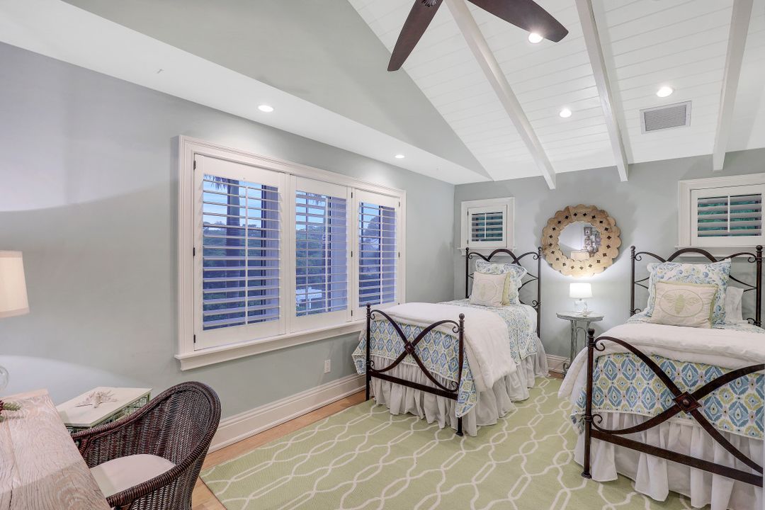 572 7th Ave N, Naples, FL 34102