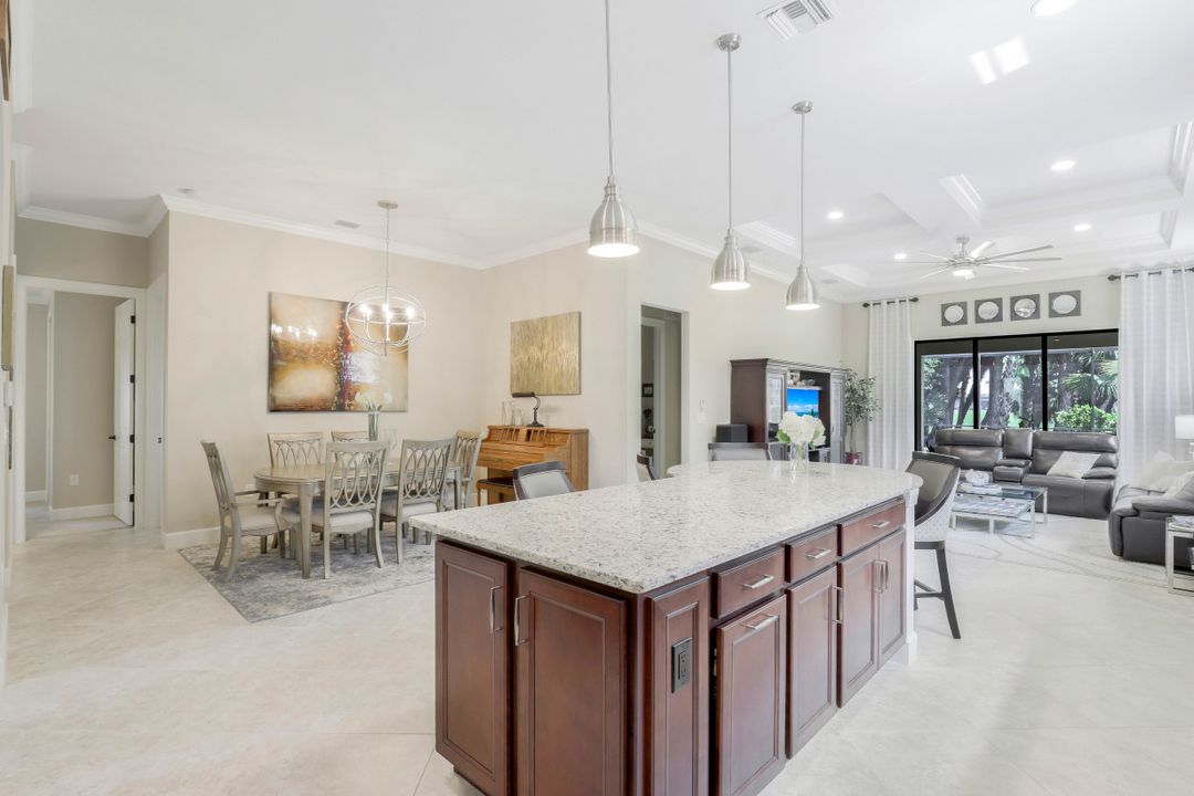 9374 Greyhawk Trl, Naples, FL 34120