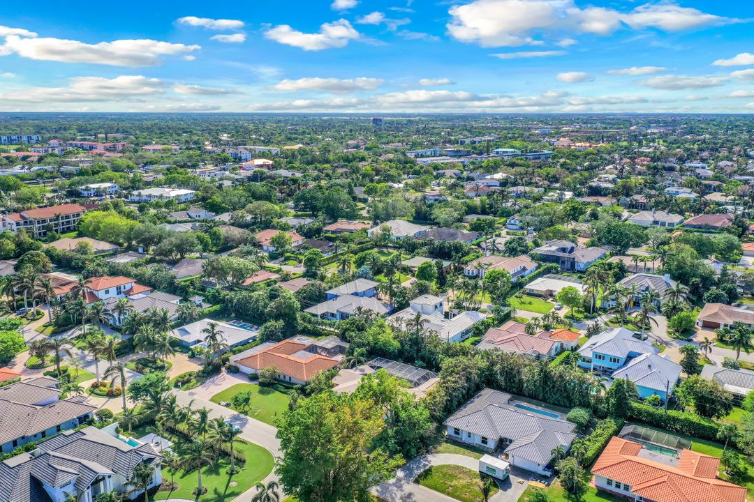 696 Fountainhead Ln, Naples, FL 34103