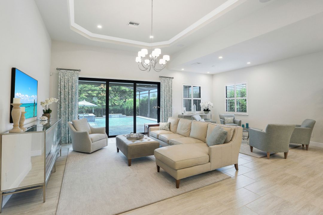 10030 Florence Cir, Naples, FL 34119