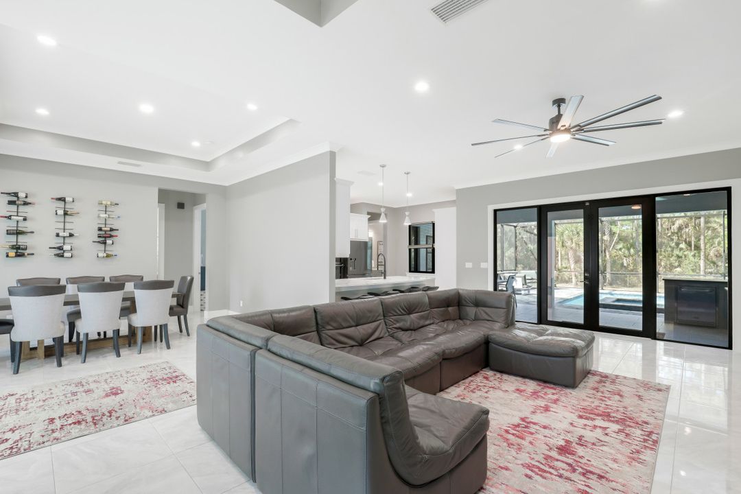 481 7th St NW, Naples, FL 34120