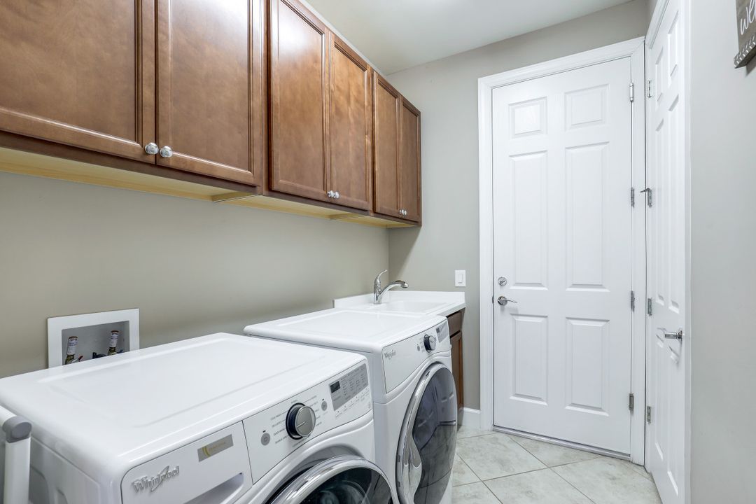 7594 Jacaranda Ln, Naples, FL 34114