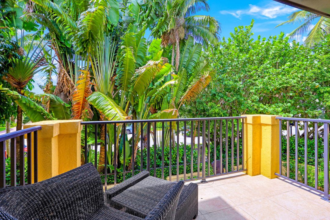 270 5th Ave S #H-2, Naples, FL 34102