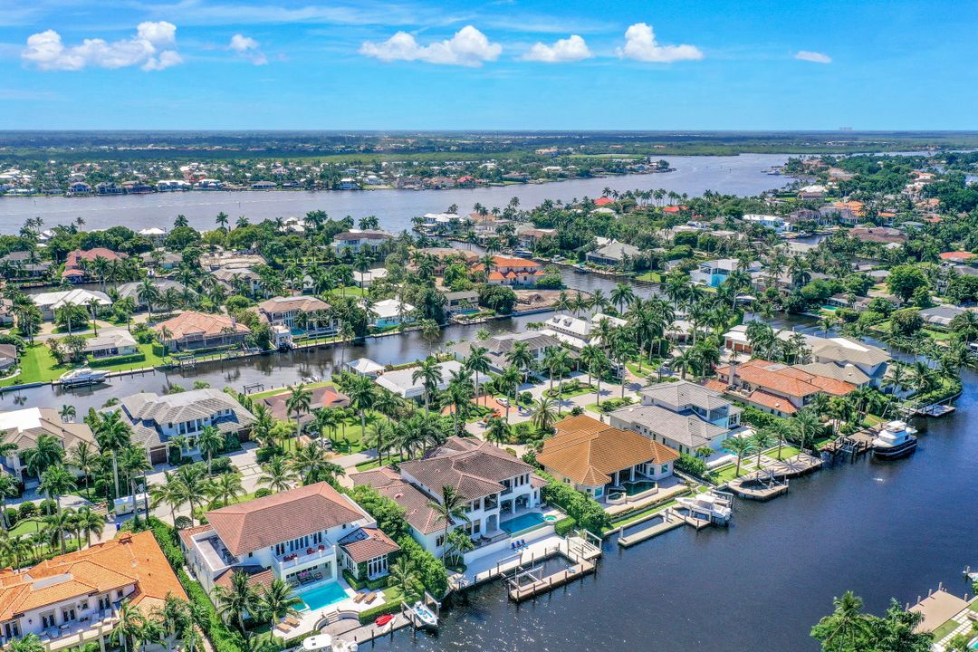 1940 6th St S, Naples, FL 34102