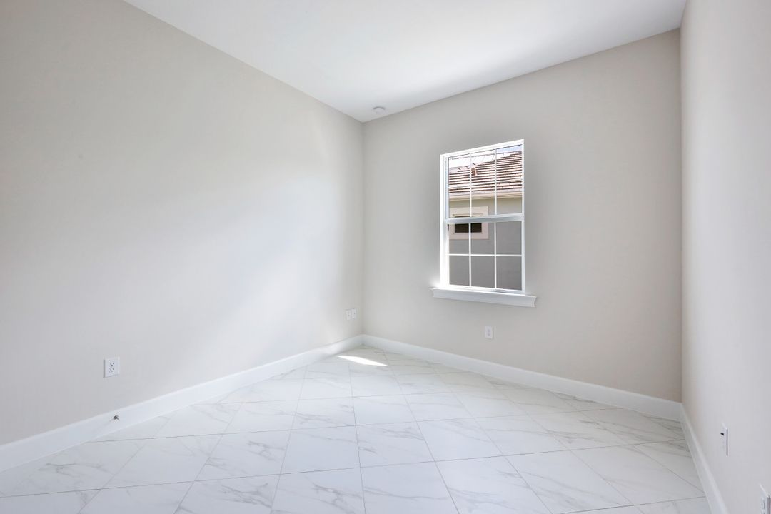 6435 Negril Isle Dr, Naples, FL 34113