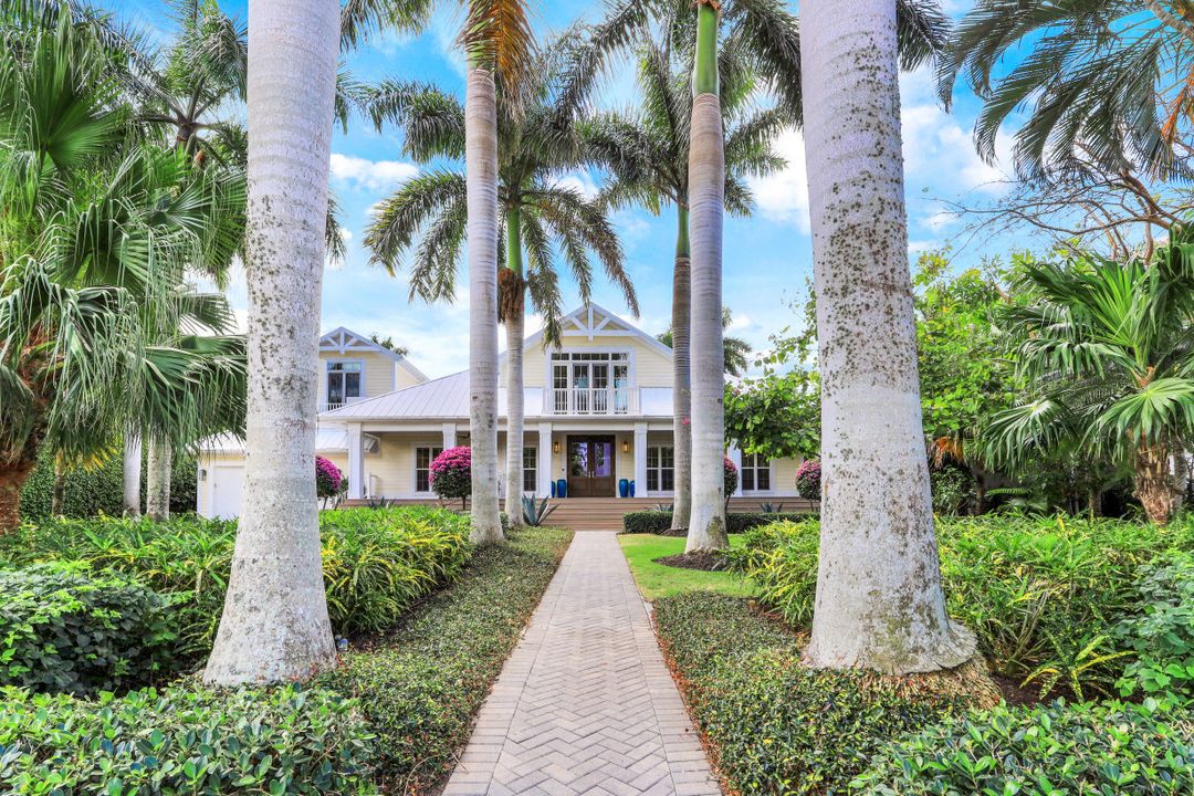 154 4th Ave N, Naples, FL 34102