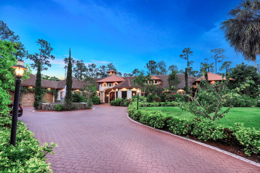 5610 Bur Oaks Ln, Naples, FL 34119