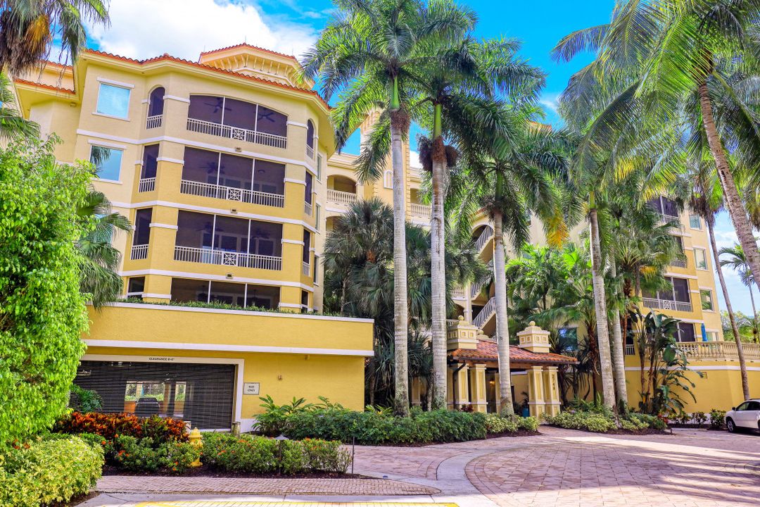2748 Tiburon Blvd E #202, Naples, FL 34109