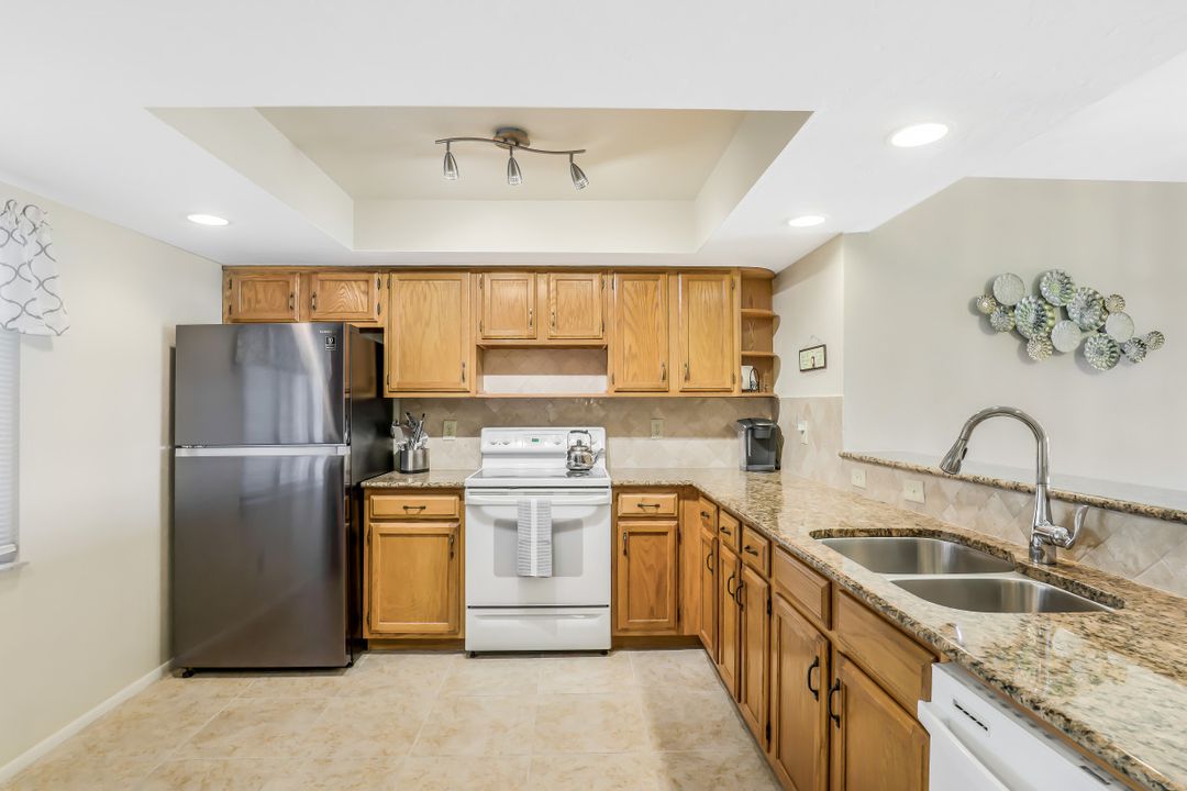 5250 Fox Hollow Dr APT 510, Naples, FL 34104