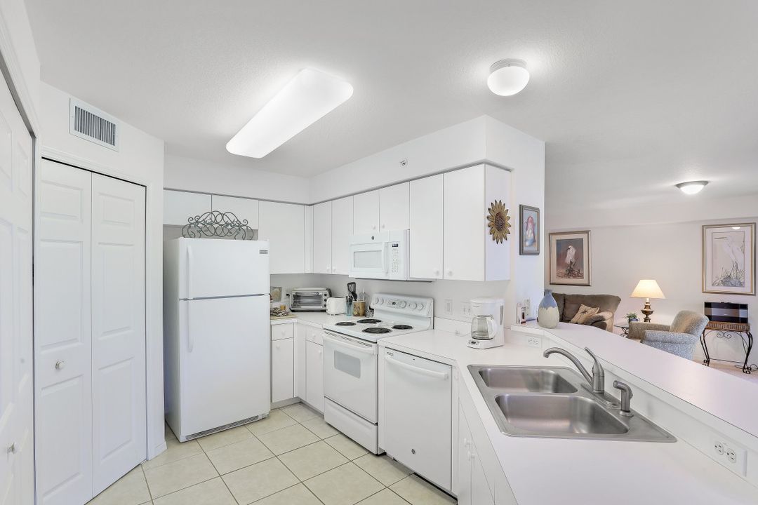 15505 Cedarwood Ln #204, Naples, FL 34110