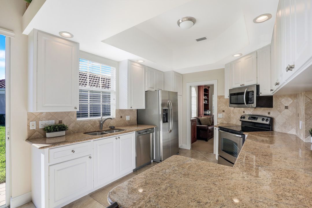 5500 Freeport Ln, Naples, FL 34119