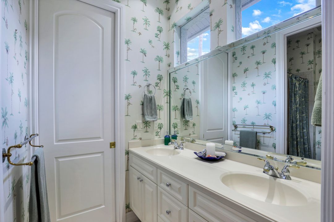 5958 Amberwood Dr, Naples, FL 34110