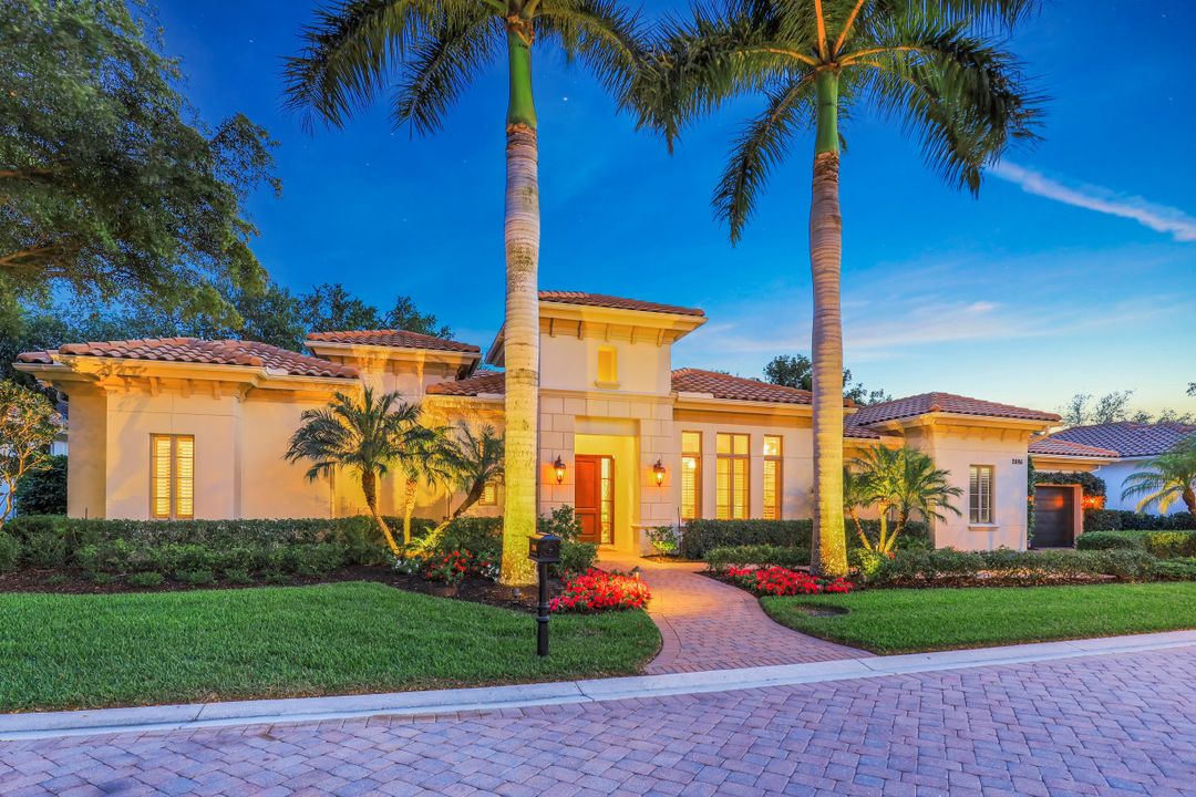 2086 Torino Way, Naples, FL 34105