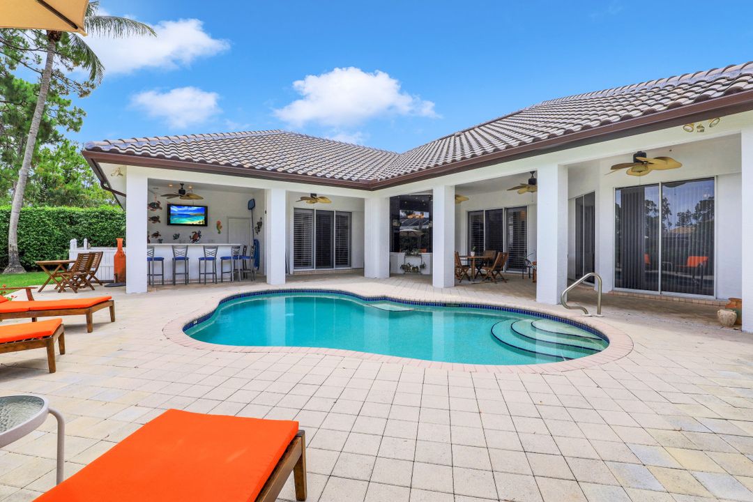 9925 Clear Lake Cir, Naples, FL 34109