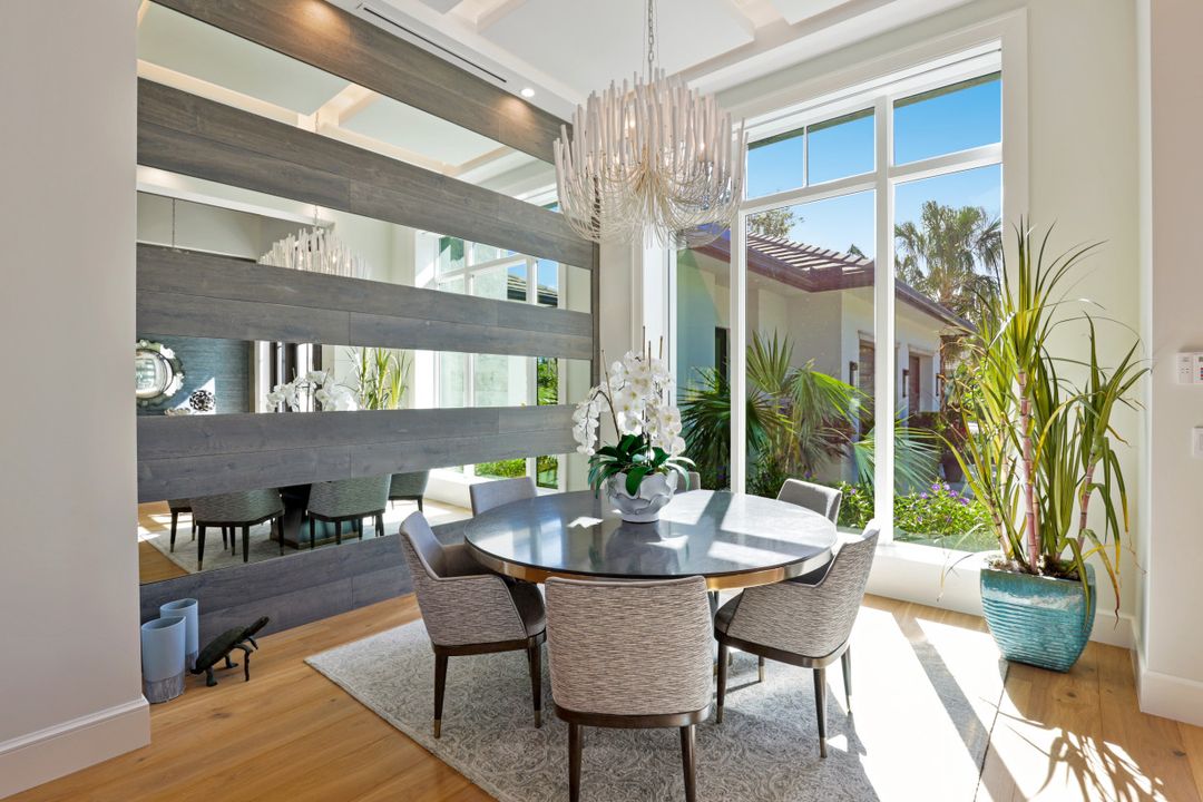 810 Bentwood Dr, Naples, FL 34108