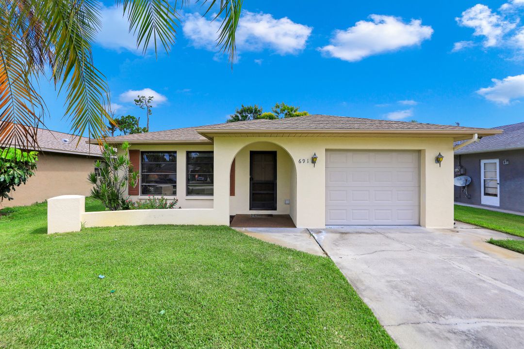 691 104th Ave N, Naples, FL 34108