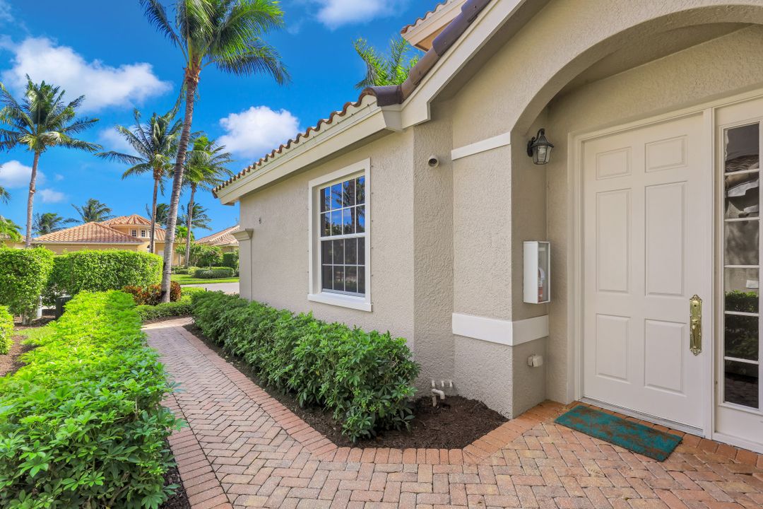 8997 Cherry Oaks Tr #202, Naples, FL 34114