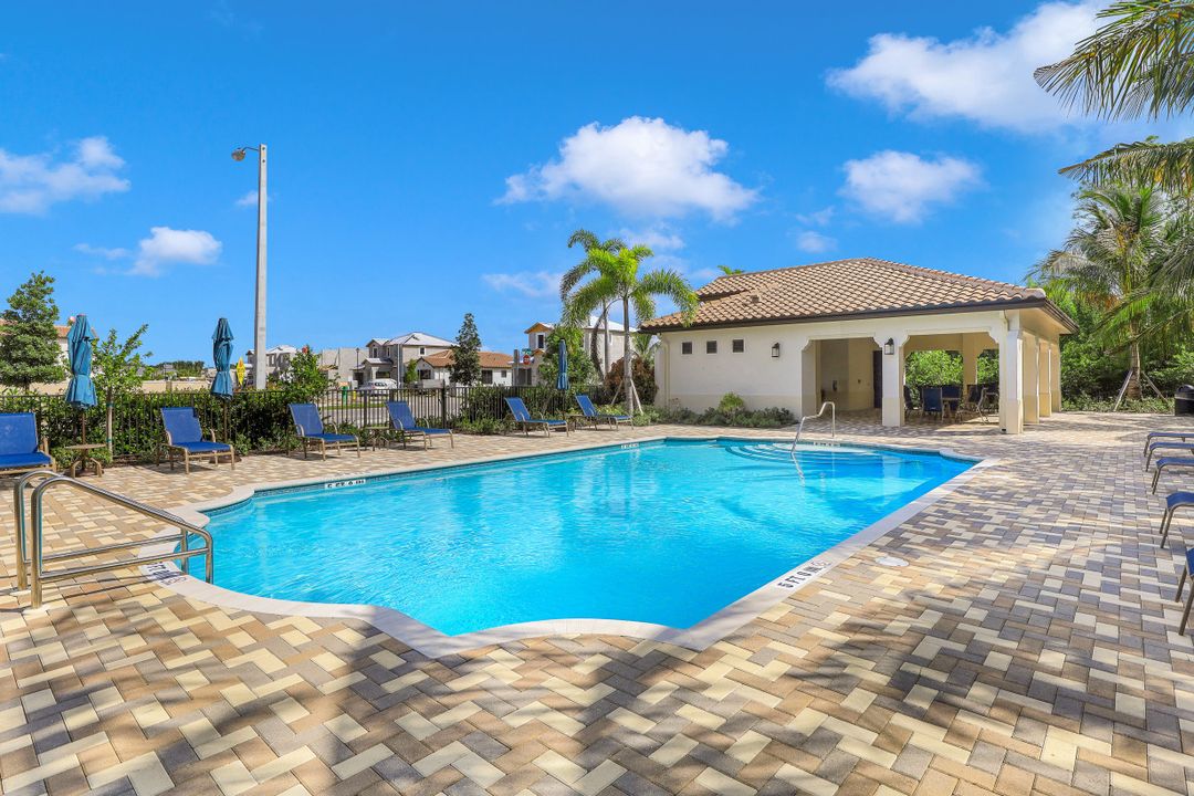 8821 Madrid Cir, Naples, FL 34104