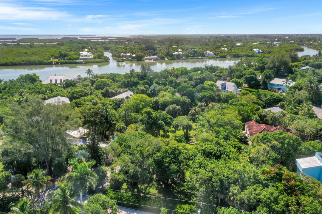 2562 Coconut Dr, Sanibel, FL 33957