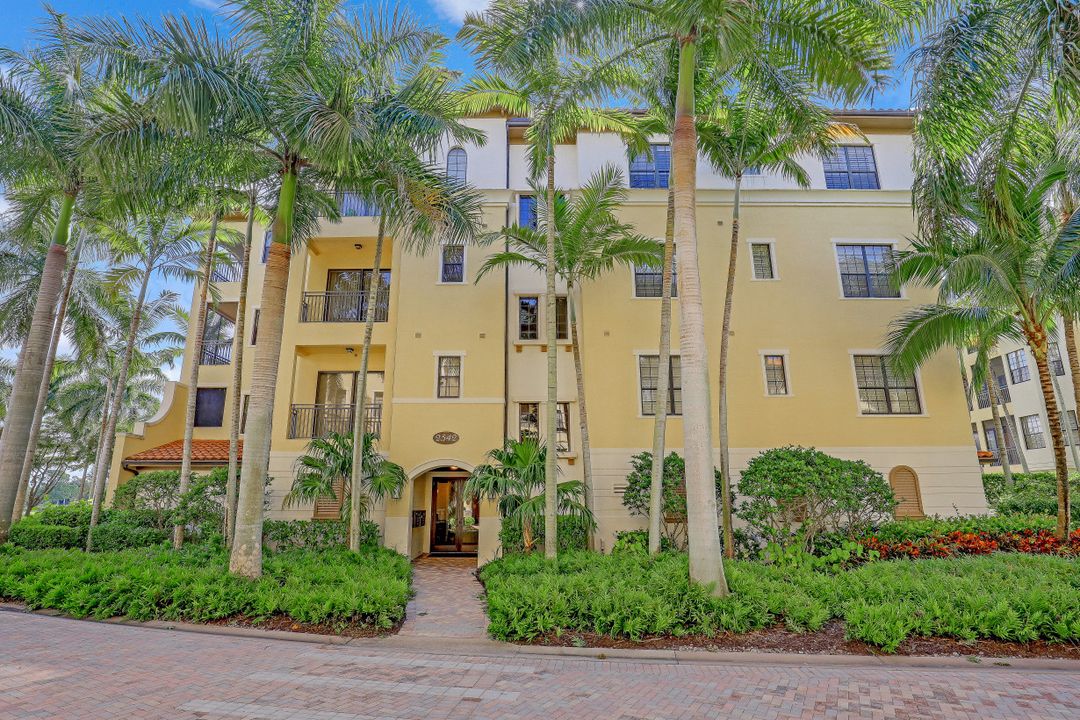 2542 Marquesa Royale Ln #301, Naples, FL 34109