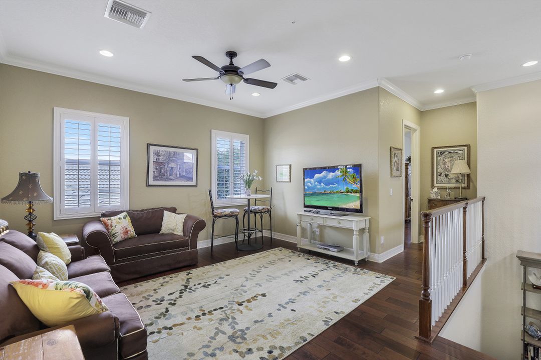 467 Saddlebrook Ln, Naples, FL 34110