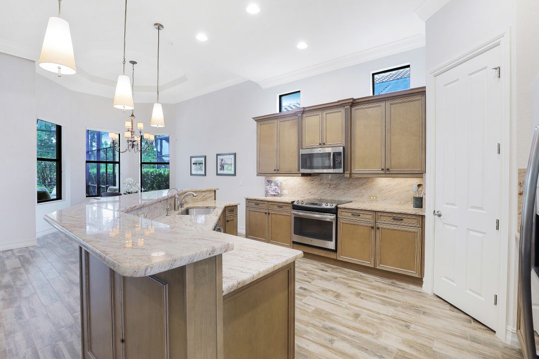 7327 Lantana Cir, Naples, FL 34119