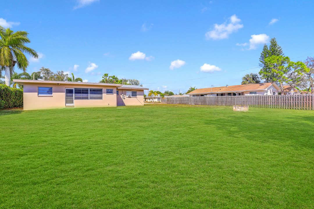 658 97th Ave N, Naples, FL 34108