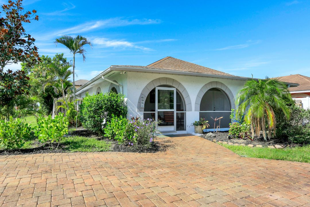 698 99th Ave N, Naples, FL 34108