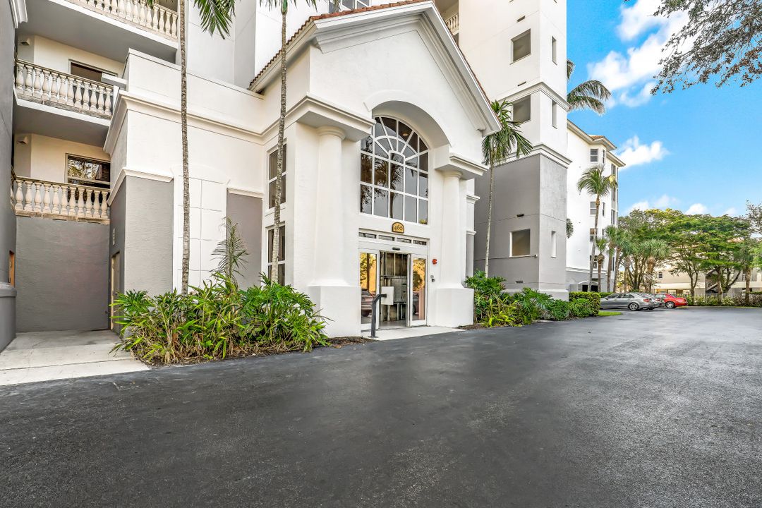 460 Launch Cir #304, Naples, FL 34108