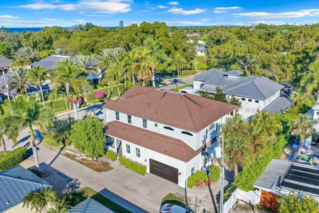 160 3rd St N, Naples, FL 34102