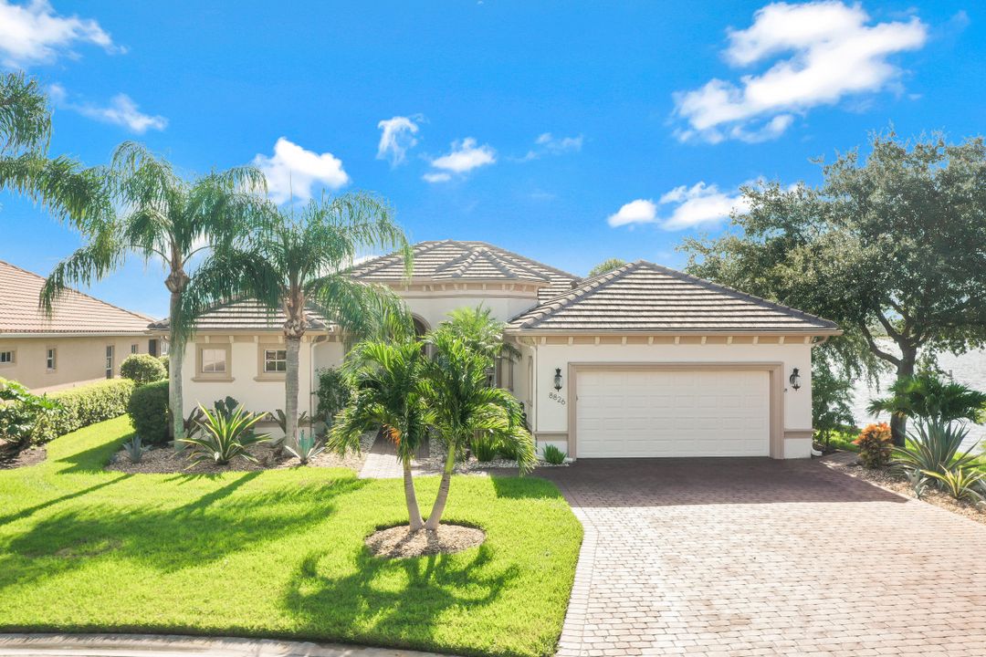 8826 Spinner Cove Ln, Naples, FL 34120