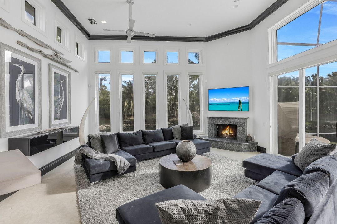 6262 Standing Oaks Ln, Naples, FL 34119