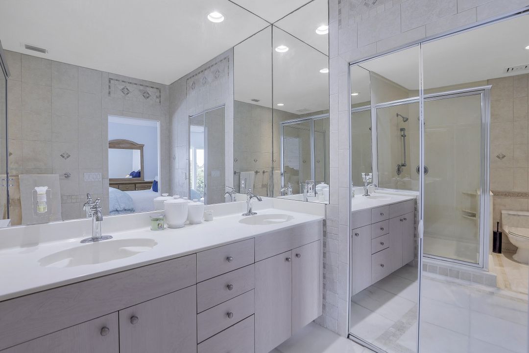 39 W Pelican St, Naples, FL 34113