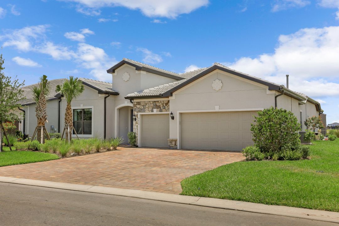 9610 Everglades Dr, Naples, FL 34120