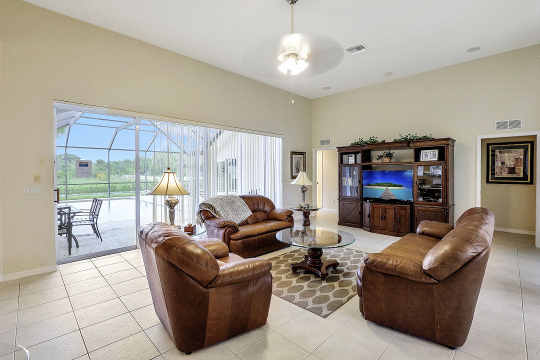 1087 Tivoli Dr, Naples, FL 34104