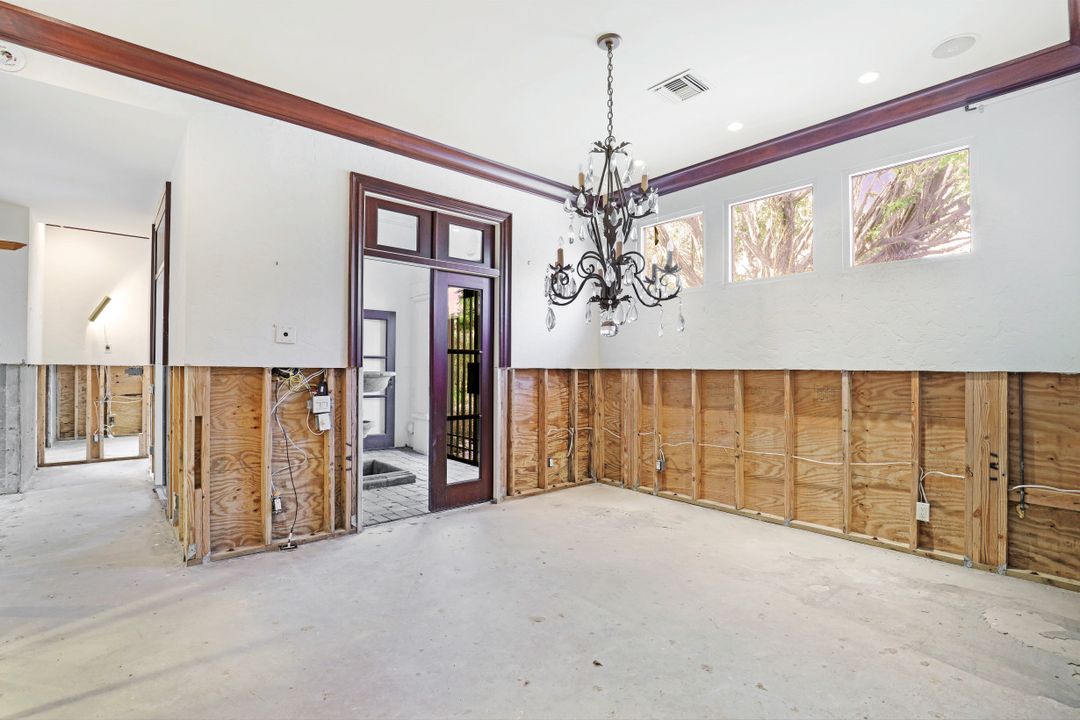 140 2nd Ave S, Naples, FL 34102