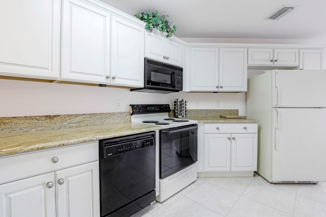 6528 Huntington Lakes Cir #203, Naples, FL 34119