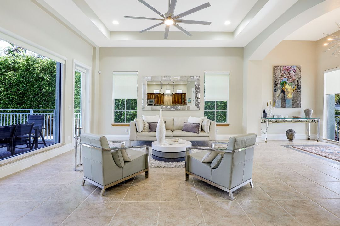 9242 Vanderbilt Dr, Naples, FL 34108
