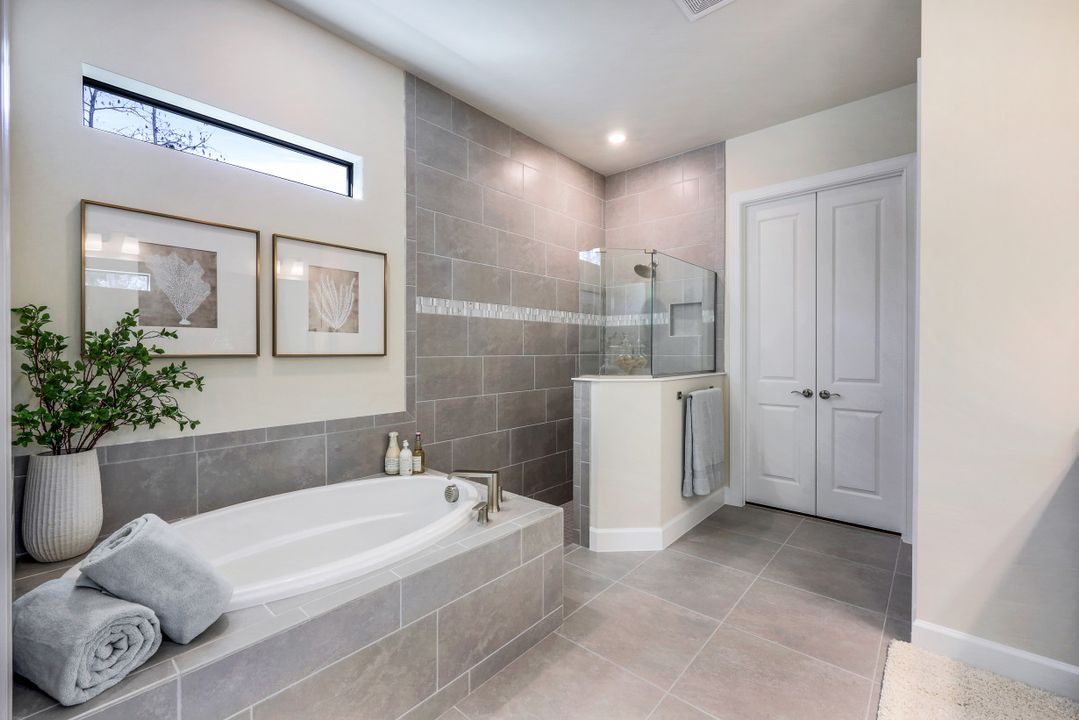 9528 Curlew Dr, Naples, FL 34120