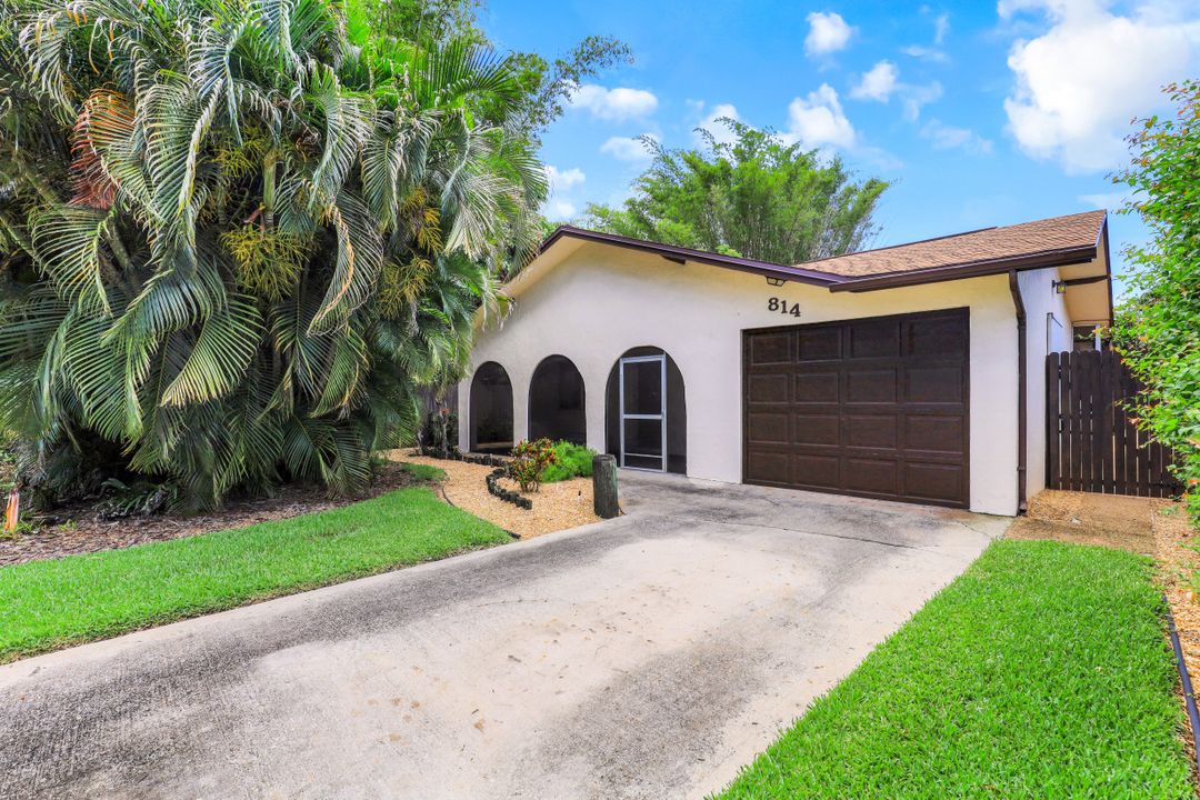 814 93rd Ave N, Naples, FL 34108