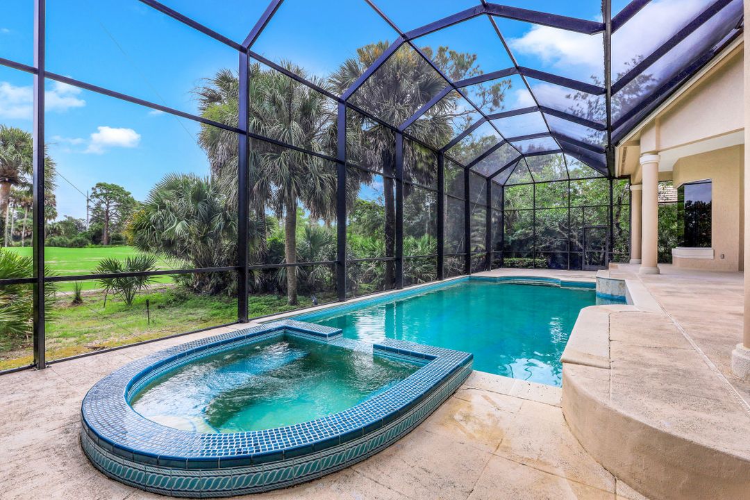 987 Barcarmil Way, Naples, FL 34110