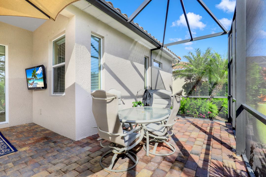 9574 Coquina Cir, Naples, FL 34120